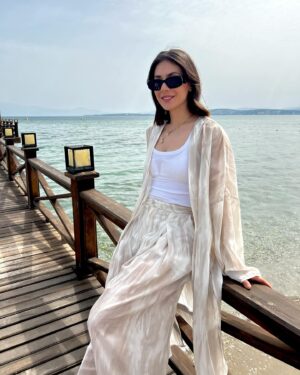 Fulya Zenginer Instagram - Tatilden kalma fotoğraflarımı buralara salmazsam olmaz 🙅🏽‍♀️ 
Ne yani şu anda bebek arabasıyla yürüyüşte milo beyi uyuturkenki fotolarımı mı koyacaktım / o da olabilir tabii yaparım biliyorsunuz🫠
Laf aramızda uyudu bebek bey ve yine laf aramızda bizimki 2 yaş ergenliğini doyasıya yaşıyor gerçekten bittim 😌
Umarım sizde durumlar daha iyidir 💘