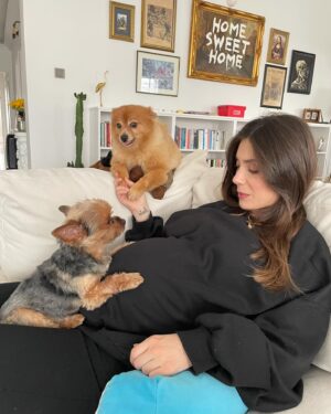 Fulya Zenginer Instagram - Beni anne yapan tüm çocuklarıma teşekkürler❤️
Hayatımdaki anlam arayışımın içini doldurdunuz evlatlarım 🧿
Ve tümm fıstık mamilerimin , tanıdığım, tanışmasakta  hayatına dokunduğum, hayatıma dokunan , bi yerlerde kendi mücadelesini veren canım anneler her gününüz sağlık ve neşeyle geçsin ❤️
