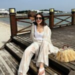 Fulya Zenginer Instagram - Tatilden kalma fotoğraflarımı buralara salmazsam olmaz 🙅🏽‍♀️ Ne yani şu anda bebek arabasıyla yürüyüşte milo beyi uyuturkenki fotolarımı mı koyacaktım / o da olabilir tabii yaparım biliyorsunuz🫠 Laf aramızda uyudu bebek bey ve yine laf aramızda bizimki 2 yaş ergenliğini doyasıya yaşıyor gerçekten bittim 😌 Umarım sizde durumlar daha iyidir 💘
