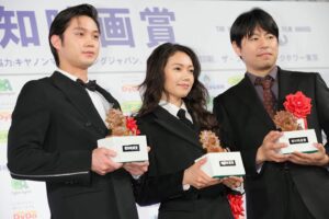 Fumi Nikaido Instagram - 石井監督、磯村くんと。

映画『月』にて報知映画賞助演女優賞を頂きました。
本当にありがとうございます！