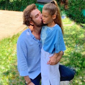 Furkan Palalı Instagram - Böyle seviyoruz birbirimizi 💛👨‍👧Yeni bölümümüz bu akşam saat 20.00’de @startv ‘de
