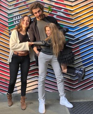 Furkan Palalı Instagram - Kız babası olmak zordur derler. Üstelik de akıllı mı akıllı bir kız çocuğuna hem ana hem baba olmak iki kere zordur. Hikayemiz; Karısı tarafından terk edilen Nejat’in,(Furkan Palalı) annesini henüz hiç görmemiş olan kızına üzülmemesi için anlattığı “idare edecek” yalanlarla başlar. Fakat Kayra(Lavinya Ünlüer) büyüdükçe bu yalanlar içinden çıkılmaz bir hal alır. İyice köşeye sıkışan Nejat tam da her şeyin sonu geldi diye düşünürken, yolu beklenmedik bir şekilde Suna( Aslı Bekiroğlu) ile kesişir. Suna’nın hayatlarına girişi ile hem çaresiz baba Nejat’ın hem de artık annesinden başka bir şey istemeyen Kayra’nın dünyası tamamen değişir. Suna ve Nejat kendilerini hiç beklemedikleri tatlı bir oyunun içinde bulurlar. “Benim Tatlı Yalanım” O3 medya imzasıyla, çok yakında Star’da başlıyor! @startv @o3medya @aslibekiro @lavinyaunluer