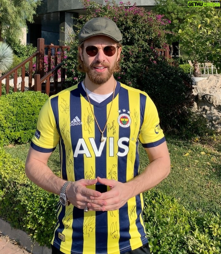 Furkan Palalı Instagram - #repost @iyilik_elcileri_sma ・・・ Değerli Oyuncumuz @furkanpalali “Umut Gecesi” nde söz verdi ve hemen de sözünü tuttu. İşte tüm futbolcuların imzalarının yer aldığı Fenerbahçe Forması! Derbi bağış yapmak için yaşansın mı ne dersiniz? Bağış gecemizde Galatasaray forması 130 bin TL’ye satılmıştı. Fenerbahçe camiasının bu ücretin altında kalmamasını umuyoruz! Fenerbahçe forması açık artırması 2000 TL başlangıç fiyatı ile son 47 günü kalan @hamzayasasin ve @smapoyrazali bebeklerimiz için satışa sunulmuştur. Ekibimiz ve bebeğimiz adına @furkanpalali ’ya, bu bağışa vesile olan @haticesendil ve @berguzarkorel ’ e çok teşekkür ederiz. Haydi Derbi @smapoyrazali ve @hamzayasasin diye Başlasın!! Bağış ürünü: Fenerbahçe Forması Açık artırma başlangıc ücreti: 2000 TL Açık artırma bitiş: 29.12.2020, saat 16:00