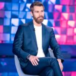 Furkan Palalı Instagram - Lui è il protagonista più controverso di #TerraAmara: per la prima volta a #Verissimo… Furkan Palali 🔥