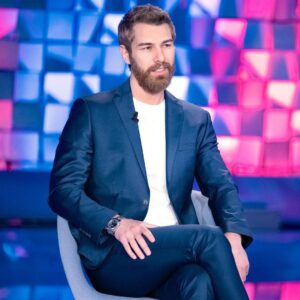 Furkan Palalı Instagram - Lui è il protagonista più controverso di #TerraAmara: per la prima volta a #Verissimo… Furkan Palali 🔥