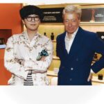 G-Dragon Instagram - #AD Legends Only @voguekorea 지난 4월 11일, 에디션 드 퍼퓸 프레데릭 말 한남 플래그십 스토어 에서 창립자 프레데릭 말과 지드래곤의 만남에가 함께했습니다. 지드래곤이 가장 애정하는 향인 프레데릭 말의 뮤스크 라바줴 스페셜 에디션을 축하하는 자리였습니다. 뮤스크 라바줴 향수와 바디 오일에 지드래곤을 상징하는 데이지를 그려넣은, 오직 그만을 위한 제품이죠. 프레데릭 말은 직접 플래그십 스토어와 향에 대해 소개하며 지드래곤에게 스페셜 에디션을 건네주었고, 두 사람은 이번 협업에 대한 대화를 즐겁게 나눴습니다. 아름다운 향과 특별한 온기 그리고 영감이 가득했던 순간들을 전합니다. digital editor MINJI KWON photographer JOONGSAN YANG @fredericmalle @xxxibgdrgn @peaceminusonedotcom #fredericmalle #muscravageur #GD #peaceminusone