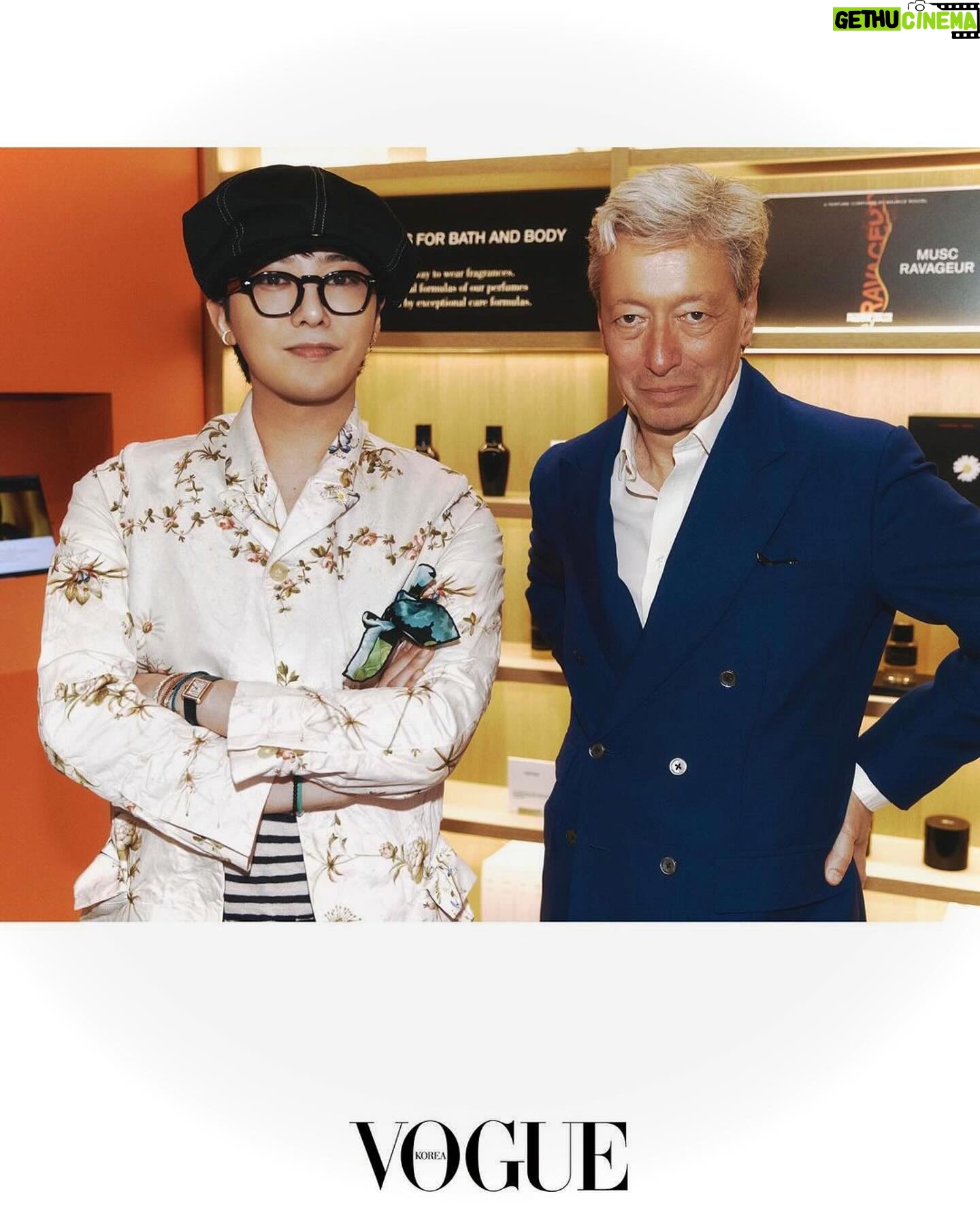 G-Dragon Instagram - #AD Legends Only @voguekorea 지난 4월 11일, 에디션 드 퍼퓸 프레데릭 말 한남 플래그십 스토어 에서 창립자 프레데릭 말과 지드래곤의 만남에가 함께했습니다. 지드래곤이 가장 애정하는 향인 프레데릭 말의 뮤스크 라바줴 스페셜 에디션을 축하하는 자리였습니다. 뮤스크 라바줴 향수와 바디 오일에 지드래곤을 상징하는 데이지를 그려넣은, 오직 그만을 위한 제품이죠. 프레데릭 말은 직접 플래그십 스토어와 향에 대해 소개하며 지드래곤에게 스페셜 에디션을 건네주었고, 두 사람은 이번 협업에 대한 대화를 즐겁게 나눴습니다. 아름다운 향과 특별한 온기 그리고 영감이 가득했던 순간들을 전합니다. digital editor MINJI KWON photographer JOONGSAN YANG @fredericmalle @xxxibgdrgn @peaceminusonedotcom #fredericmalle #muscravageur #GD #peaceminusone