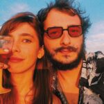Gözde Mutluer Instagram – Bütün yıldan önüme ne geldiyse buraya yığma girişimim eleye eleye bu şekilde sonuçlandı. Asla seçemedim. Aslında arada buraya yüklesem böyle sıkışmazdım. Şimdi yeni yıla bir saat kala sıkıştım böyle neyse, sizi şöyle alalım başköşe ruhhallerim ruheşlerim🕺🏻 #2023 Herkese mutlu seneler! 🌼