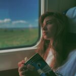 Gözde Mutluer Instagram – Bütün yıldan önüme ne geldiyse buraya yığma girişimim eleye eleye bu şekilde sonuçlandı. Asla seçemedim. Aslında arada buraya yüklesem böyle sıkışmazdım. Şimdi yeni yıla bir saat kala sıkıştım böyle neyse, sizi şöyle alalım başköşe ruhhallerim ruheşlerim🕺🏻 #2023 Herkese mutlu seneler! 🌼