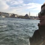 Gözde Mutluer Instagram – Bütün yıldan önüme ne geldiyse buraya yığma girişimim eleye eleye bu şekilde sonuçlandı. Asla seçemedim. Aslında arada buraya yüklesem böyle sıkışmazdım. Şimdi yeni yıla bir saat kala sıkıştım böyle neyse, sizi şöyle alalım başköşe ruhhallerim ruheşlerim🕺🏻 #2023 Herkese mutlu seneler! 🌼