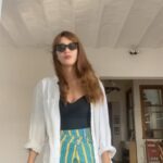 Gözde Mutluer Instagram – Bütün yıldan önüme ne geldiyse buraya yığma girişimim eleye eleye bu şekilde sonuçlandı. Asla seçemedim. Aslında arada buraya yüklesem böyle sıkışmazdım. Şimdi yeni yıla bir saat kala sıkıştım böyle neyse, sizi şöyle alalım başköşe ruhhallerim ruheşlerim🕺🏻 #2023  Herkese mutlu seneler! 🌼