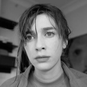 Gözde Mutluer Instagram - Pandemide evde yaptığım deneme çekimlerinin başlarını tekrar kurguluyorum. Bİgarip
 
Editing the beginning of the test shots for a movie that I took at home during the pandemic.