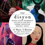 Gözde Mutluer Instagram – Bugün 19:00 💥 SERGİ: disyon4duvar
disyon4duvar sergisi, disyon.com‘un dört sanatçısı Deniz Zaide Korkmaz, Ecemnaz Dalmaz, Gözde Mutluer ve Zeynep Abacı’nın işlerini bir araya getiriyor. Sergi, Bant Mag. Havuz / Bina’da ev sahipliğinde 15 Mayıs – 3 Haziran aralığında ziyarete açık.
Bu sergi, her bir sanatçının benzersiz hikâyelerini aynalayarak ziyaretçilere birbirinden farklı dört yolculuk sunuyor. Deniz Zaide Korkmaz, Ecemnaz Dalmaz, Gözde Mutluer ve Zeynep Abacı’nın eserleri, sanatta farklı yönleri ve ifade biçimlerini keşfetmek isteyen herkesi bekliyor.
Sergi açılışı 15 Mayıs Çarşamba akşamı saat 19.00’da.
disyon4duvar, her gün 13.00-20.00 aralığında ziyarete açık.
#disyon #DenizZaideKorkmaz #EcemnazDalmaz #GözdeMutluer #ZeynepAbacı #BantMagHavuz #BantMag #Bina #BinaModa