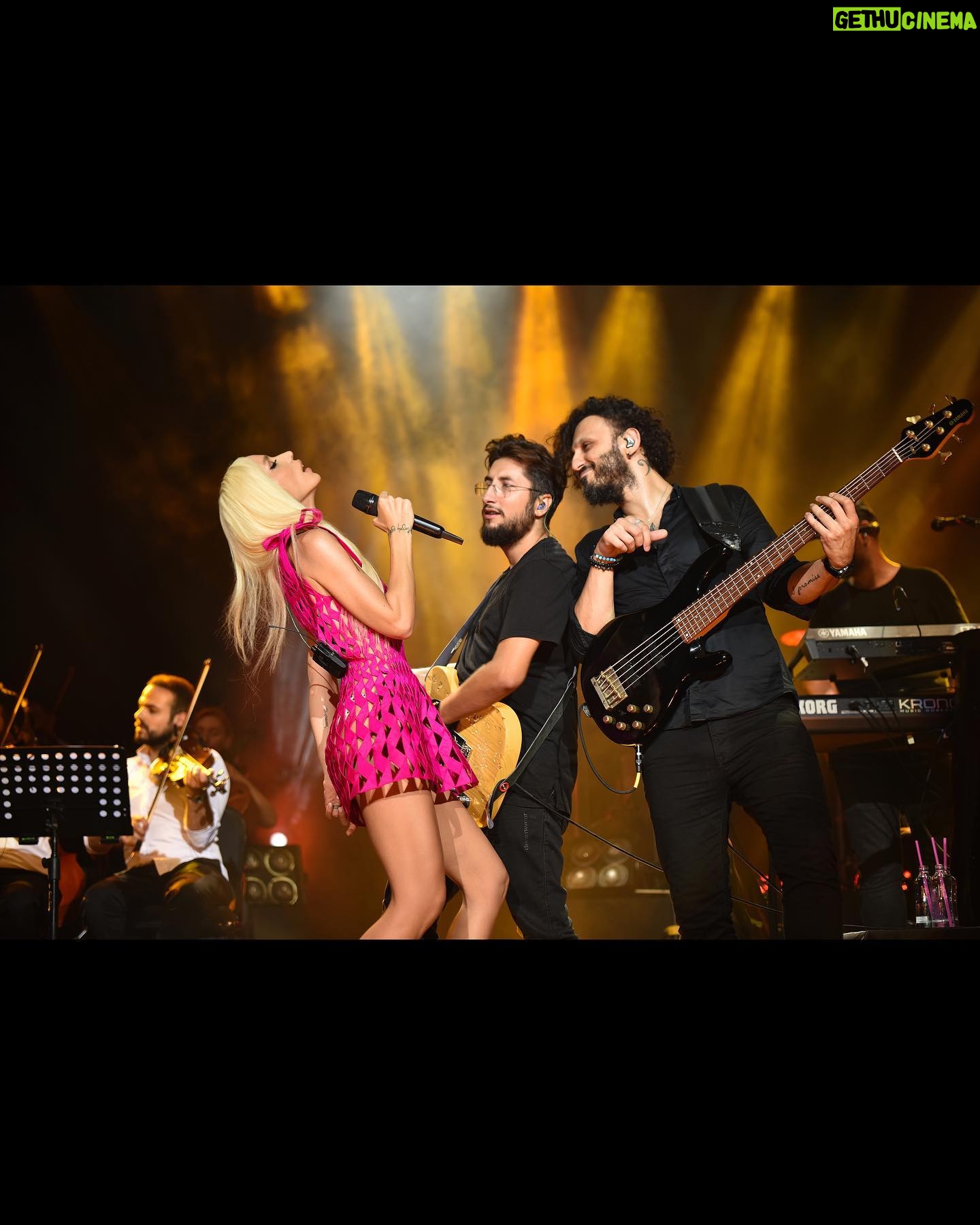 Gülşen Instagram - Kucaklar dolusu love… 💗🌞💗🌞💗🌞💗🌞💗🌞💗 #HarbiyeAçıkhavaİkinciBölüm