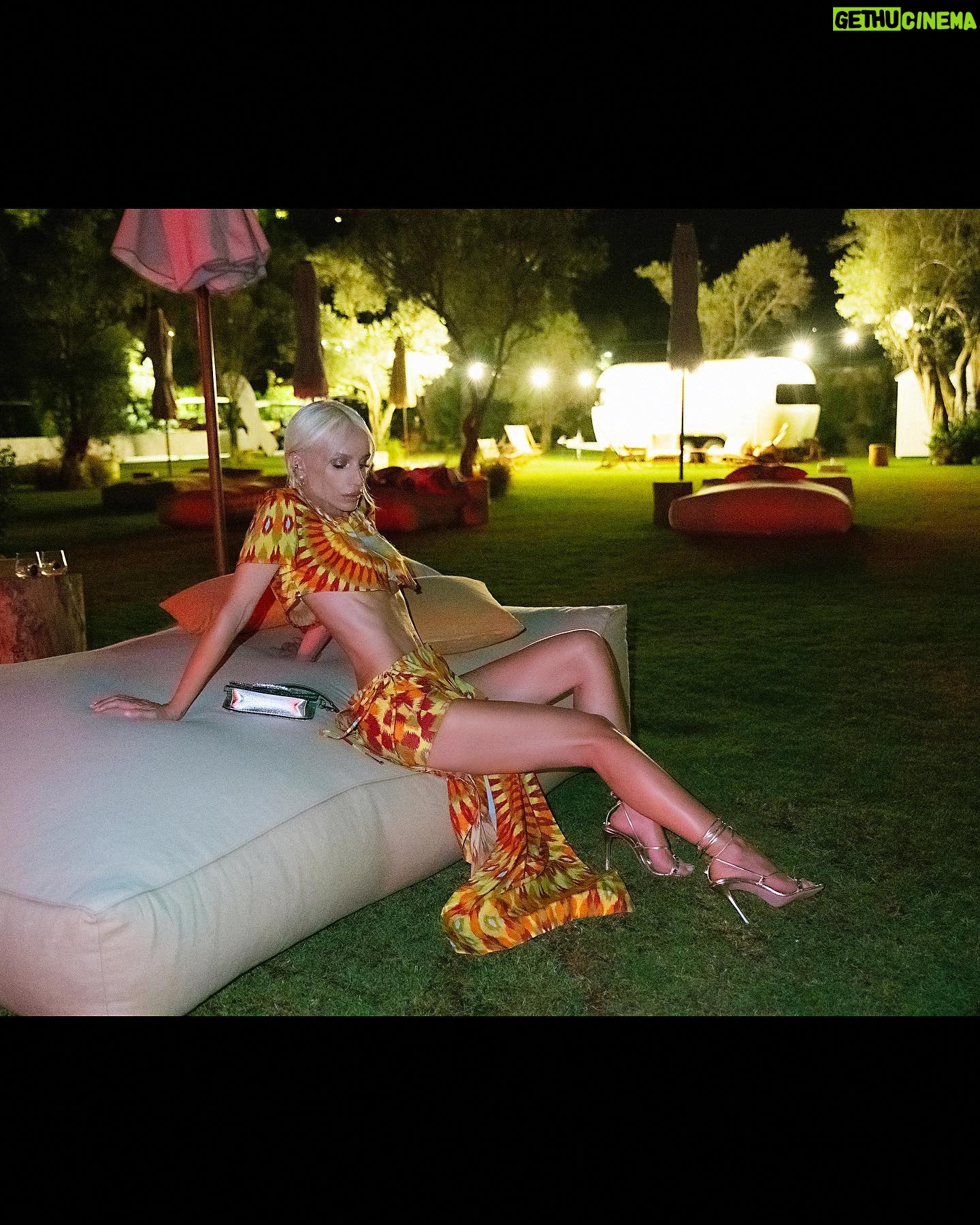 Gülşen Instagram - 🌞 @maisonvalentino #ValentinoEscape #ValentinoXBeymen