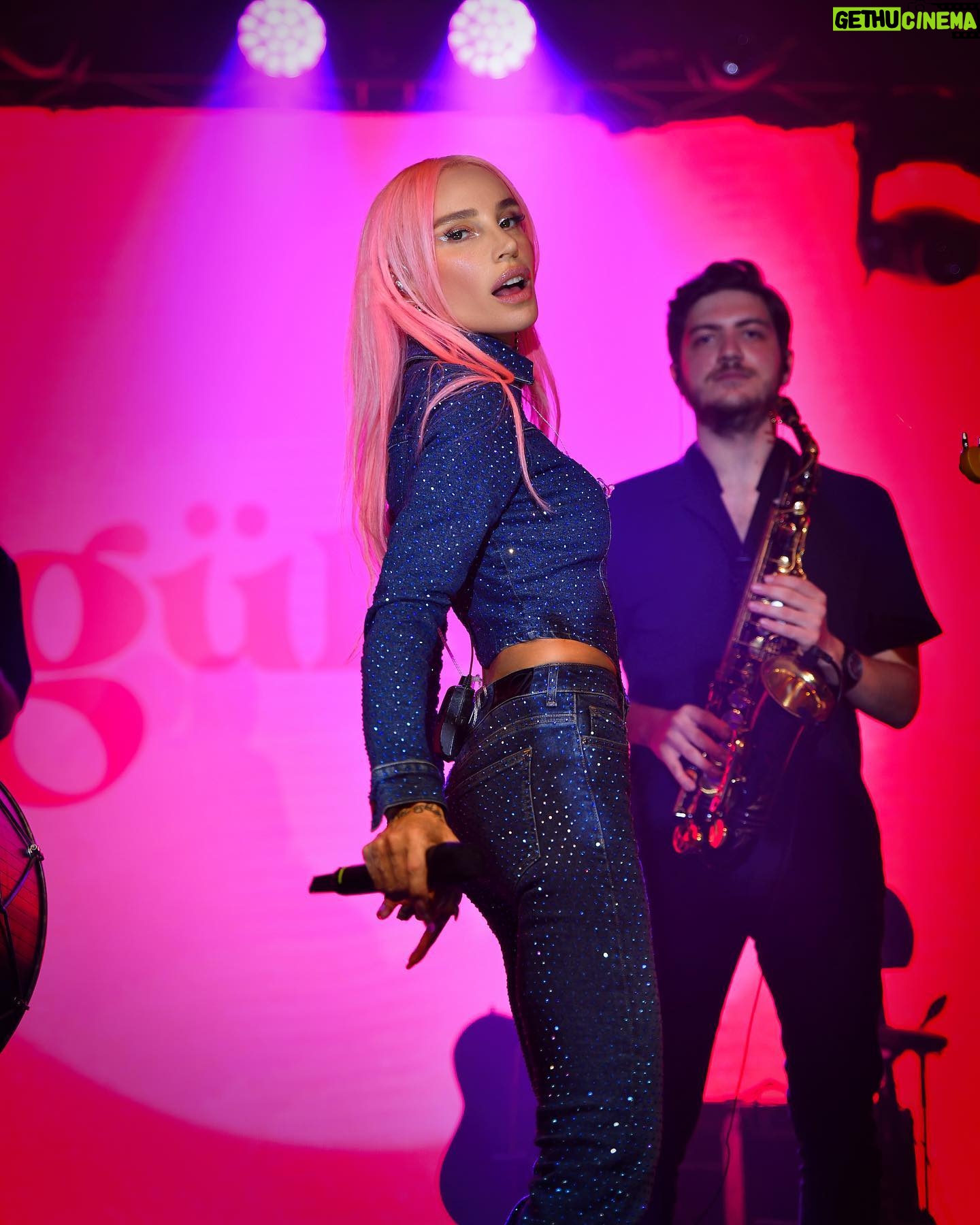 Gülşen Instagram - Aslında gitsek ya biz daha ileri.. 💙