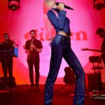 Gülşen Instagram - Aslında gitsek ya biz daha ileri.. 💙