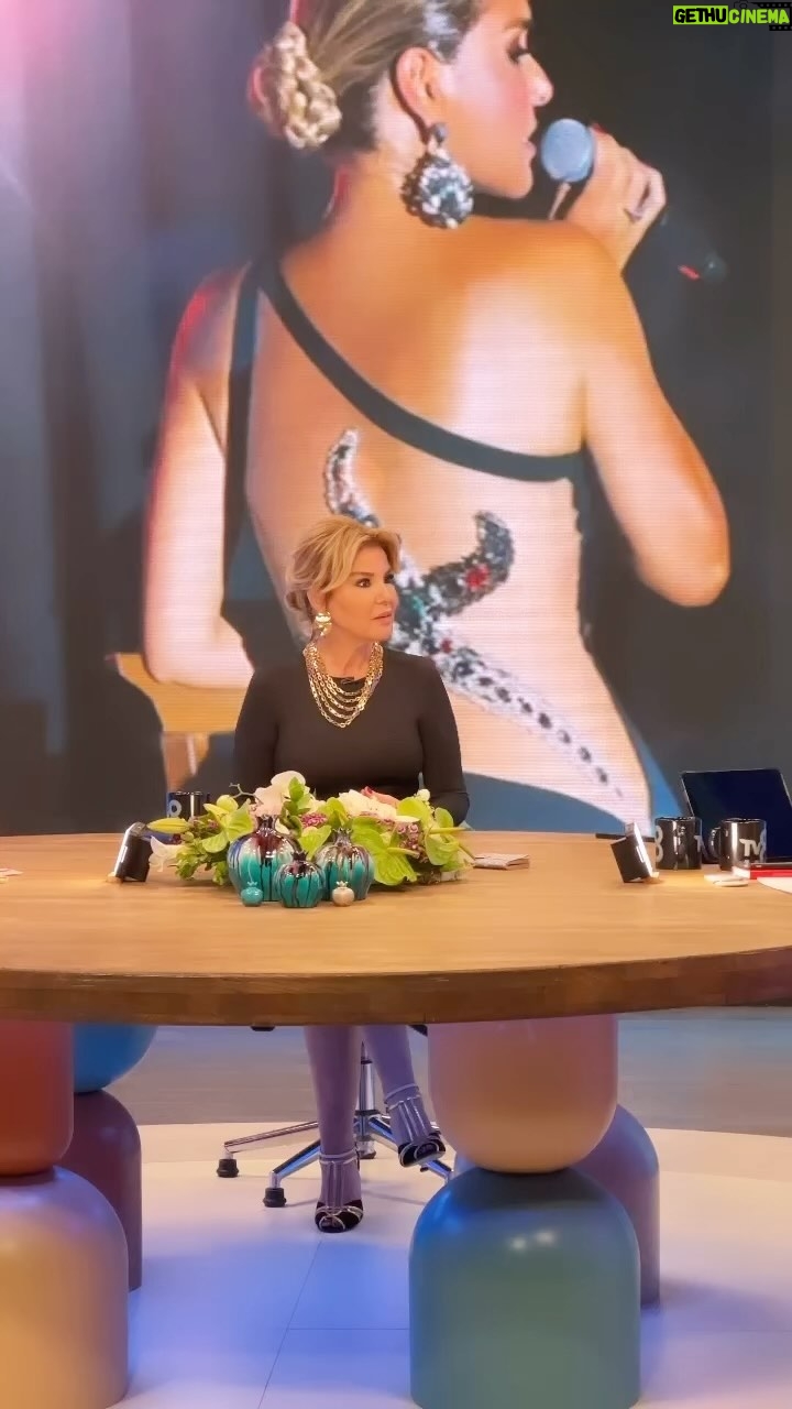 Gülben Ergen Instagram - Ekranda olmayı özlemişim📺♥️ Dün o kadar güzel ve özenli ağırlandım ki Sevgili @demetakalin @jessmolhoofficial ve @gelkonusalimtv @ferayetanyolac tüm @tv8 ekibe çok teşekkür ederim 📺♥️ #tv8 #gelkonuşalım #television