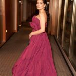 Gülsim Ali Instagram - Bu gece için beni güzelleştiren şahane insanlar ♥️ Fotograf @nadirozkan Styling @busraissik Elbise @cihan.nacar Saç @sabitakkaya Makyaj @cuneytseven