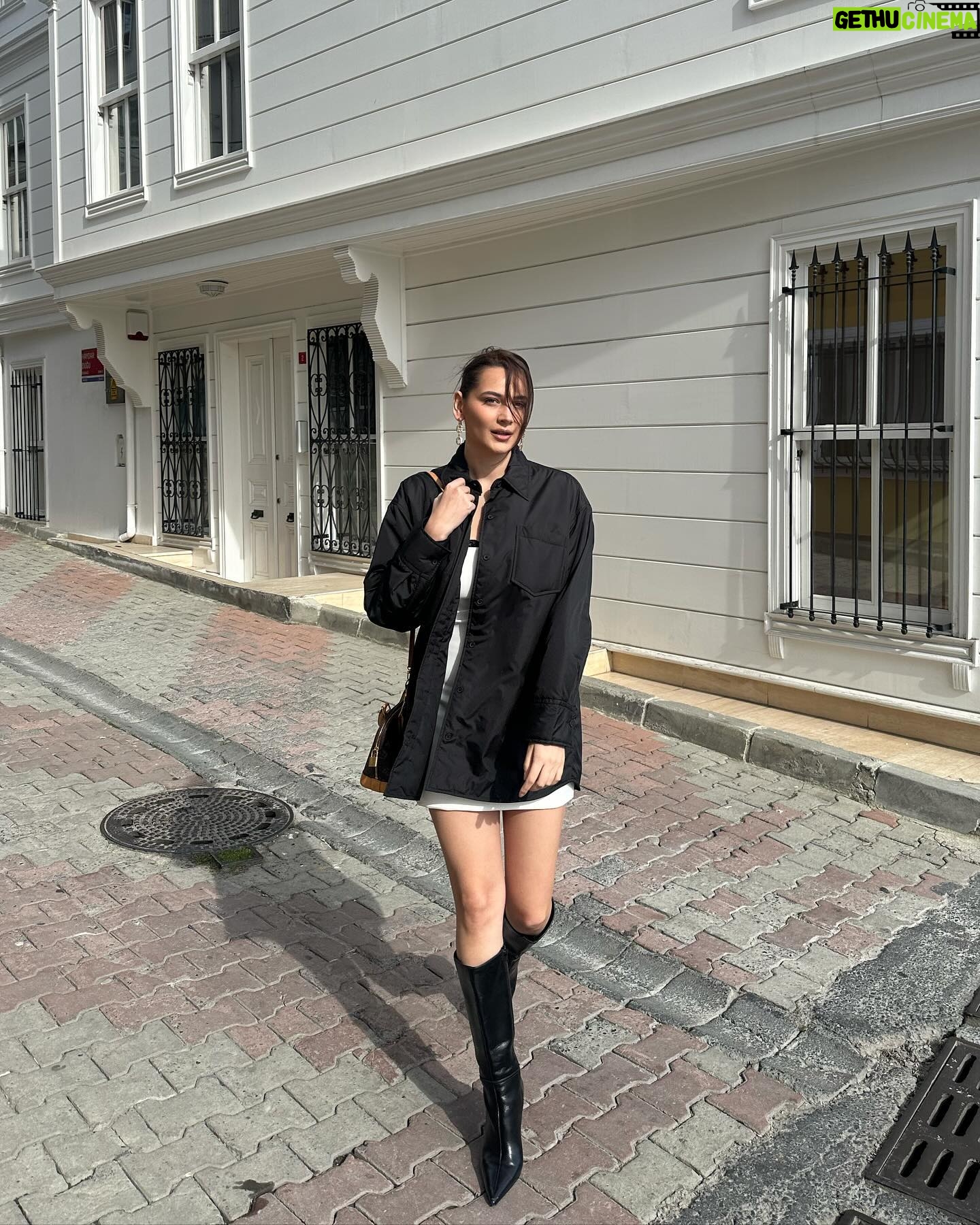 Gülsim Ali Instagram - Saçları rüzgar vu vu vu 💨