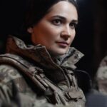 Gülsim Ali Instagram – Hissetiklerimi dile dökmek çok zor. 
Bu yüzden size karşıma çıkan ve hissetiklerimi bir nebze olsa ifade eden cümleleri yazıcağım:
“ Duygular her zaman anlatılamaz. Bazen, bazı duyguları anlatamayacak kadar içten yaşarsın; bazen de bakışlarınla ifade edecek kadar derin. Duygusal insanlar zayıf değil, güçlü insanlardır. “
Başlangıcı olan her şeyin bir sonu vardır. Mehmetçiklerimizin zorlu mücadelesini anlatan, ve ekranalara en iyi şekilde yansıtmaya çalışan Yapımcımız @mehmetbozdag ‘a , sevgili eşi @aslizeyneppekerbozdag ‘a ve @trt1 ailesine  teşekkürlerimi sunmak isterim 💐 Senaristlerimiz Atilla Engin , @bereliadam ve Selman Kılıçaslan elinize kaleminize sağlık 💐 
Kamera önü ve arkasında bulunan tüm arkadaşlarım, iyiki birlikte çalıştık.. Tüm canlandırdığım karakterlerin yeri bende ayrı, ama Nadia 💥 ahh sen bir başkaydın. Çok güçlü, ama ayni zamanda çokta narin. Sevdikleri için her şeyi feda eden, doğruluğun peşinden giden Nadia’m … Diyorum ya Nadia İvanov’a anlatılmaz yaşanır.. Ateş kızım… benim için, bizim için çok çok özelsin ♥️ En en sevdiğim karakter, en sevdiğim hikaye ve en değer verdiğim ekip ( aile ) arkadaşlarım. Çok güzel anılar ve değerli insanlar biriktirdim. Çok büyük emek verildi, çok ter döküldü ama değdi. Hiç birinizin ismini buraya yazmak istemem, ama bilin ki sizi ben kalbime kazıdım 🤍♾️ 
#AlSancakdizisi