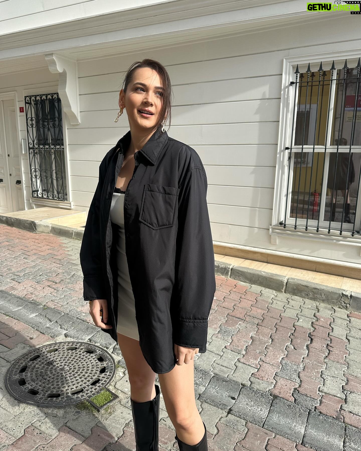 Gülsim Ali Instagram - Saçları rüzgar vu vu vu 💨