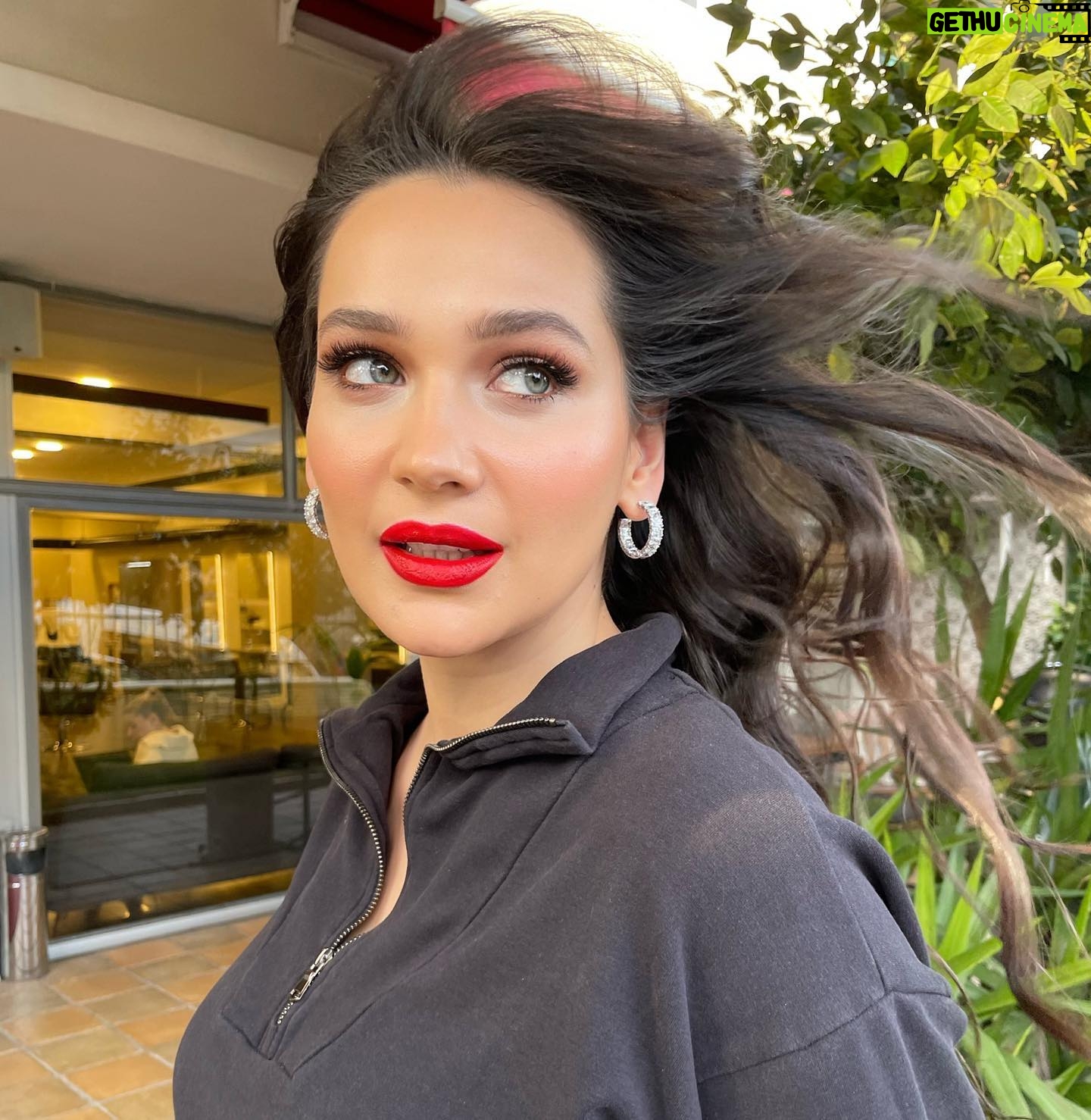 Gülsim Ali Instagram - #wowzabyselen GÜLSİM🌹 Saç @no3hairmakeupstudio / @emreisik_no3 Ruj @armanibeauty Lıp power 400 Allık @armanibeauty Neo nude 51 Mascara @diorbeauty Diorshow Pump N Volume 090 Kaş @benefitturkiye Fluff up brow mascara Concealer @esteelauderturkiye Double Wear Stay-in Place 1C Light Highlighter @sensaibeauty @beymen Hc01 Far @narsissist Stargaze Eyeshadow palette