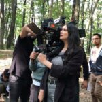 Gülsim Ali Instagram – Hissetiklerimi dile dökmek çok zor. 
Bu yüzden size karşıma çıkan ve hissetiklerimi bir nebze olsa ifade eden cümleleri yazıcağım:
“ Duygular her zaman anlatılamaz. Bazen, bazı duyguları anlatamayacak kadar içten yaşarsın; bazen de bakışlarınla ifade edecek kadar derin. Duygusal insanlar zayıf değil, güçlü insanlardır. “
Başlangıcı olan her şeyin bir sonu vardır. Mehmetçiklerimizin zorlu mücadelesini anlatan, ve ekranalara en iyi şekilde yansıtmaya çalışan Yapımcımız @mehmetbozdag ‘a , sevgili eşi @aslizeyneppekerbozdag ‘a ve @trt1 ailesine  teşekkürlerimi sunmak isterim 💐 Senaristlerimiz Atilla Engin , @bereliadam ve Selman Kılıçaslan elinize kaleminize sağlık 💐 
Kamera önü ve arkasında bulunan tüm arkadaşlarım, iyiki birlikte çalıştık.. Tüm canlandırdığım karakterlerin yeri bende ayrı, ama Nadia 💥 ahh sen bir başkaydın. Çok güçlü, ama ayni zamanda çokta narin. Sevdikleri için her şeyi feda eden, doğruluğun peşinden giden Nadia’m … Diyorum ya Nadia İvanov’a anlatılmaz yaşanır.. Ateş kızım… benim için, bizim için çok çok özelsin ♥️ En en sevdiğim karakter, en sevdiğim hikaye ve en değer verdiğim ekip ( aile ) arkadaşlarım. Çok güzel anılar ve değerli insanlar biriktirdim. Çok büyük emek verildi, çok ter döküldü ama değdi. Hiç birinizin ismini buraya yazmak istemem, ama bilin ki sizi ben kalbime kazıdım 🤍♾️ 
#AlSancakdizisi