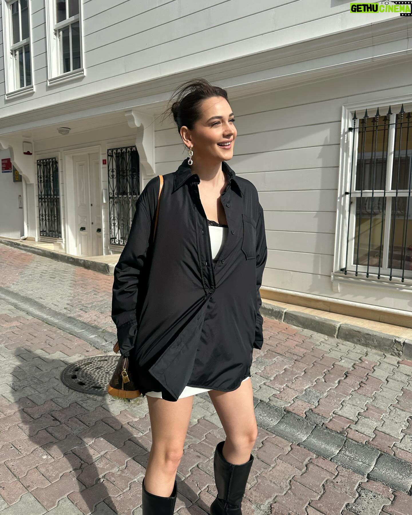 Gülsim Ali Instagram - Saçları rüzgar vu vu vu 💨