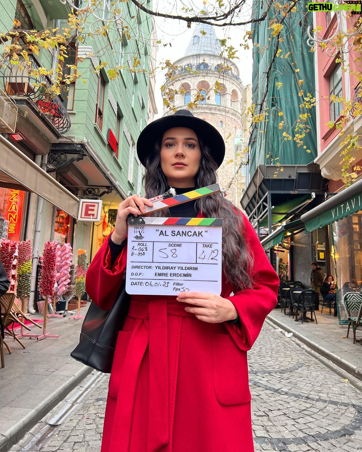 Gülsim Ali Instagram - Beklenen gün geldi @alsancaktrt ♥️ çok büyük heyecan, mutluluk ve gururla ilk bölümün yayınlamasını bekliyorum. Çok güzel ve etkileyici bir hikayeyle karşınızda olacağız saat 20:00’de @trt1 ekranlarında #alsancakdizisi #Nadia