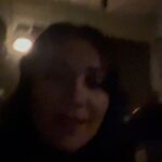 Gülsim Ali Instagram – Hissetiklerimi dile dökmek çok zor. 
Bu yüzden size karşıma çıkan ve hissetiklerimi bir nebze olsa ifade eden cümleleri yazıcağım:
“ Duygular her zaman anlatılamaz. Bazen, bazı duyguları anlatamayacak kadar içten yaşarsın; bazen de bakışlarınla ifade edecek kadar derin. Duygusal insanlar zayıf değil, güçlü insanlardır. “
Başlangıcı olan her şeyin bir sonu vardır. Mehmetçiklerimizin zorlu mücadelesini anlatan, ve ekranalara en iyi şekilde yansıtmaya çalışan Yapımcımız @mehmetbozdag ‘a , sevgili eşi @aslizeyneppekerbozdag ‘a ve @trt1 ailesine  teşekkürlerimi sunmak isterim 💐 Senaristlerimiz Atilla Engin , @bereliadam ve Selman Kılıçaslan elinize kaleminize sağlık 💐 
Kamera önü ve arkasında bulunan tüm arkadaşlarım, iyiki birlikte çalıştık.. Tüm canlandırdığım karakterlerin yeri bende ayrı, ama Nadia 💥 ahh sen bir başkaydın. Çok güçlü, ama ayni zamanda çokta narin. Sevdikleri için her şeyi feda eden, doğruluğun peşinden giden Nadia’m … Diyorum ya Nadia İvanov’a anlatılmaz yaşanır.. Ateş kızım… benim için, bizim için çok çok özelsin ♥️ En en sevdiğim karakter, en sevdiğim hikaye ve en değer verdiğim ekip ( aile ) arkadaşlarım. Çok güzel anılar ve değerli insanlar biriktirdim. Çok büyük emek verildi, çok ter döküldü ama değdi. Hiç birinizin ismini buraya yazmak istemem, ama bilin ki sizi ben kalbime kazıdım 🤍♾️ 
#AlSancakdizisi