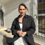 Gülsim Ali Instagram - Saçları rüzgar vu vu vu 💨
