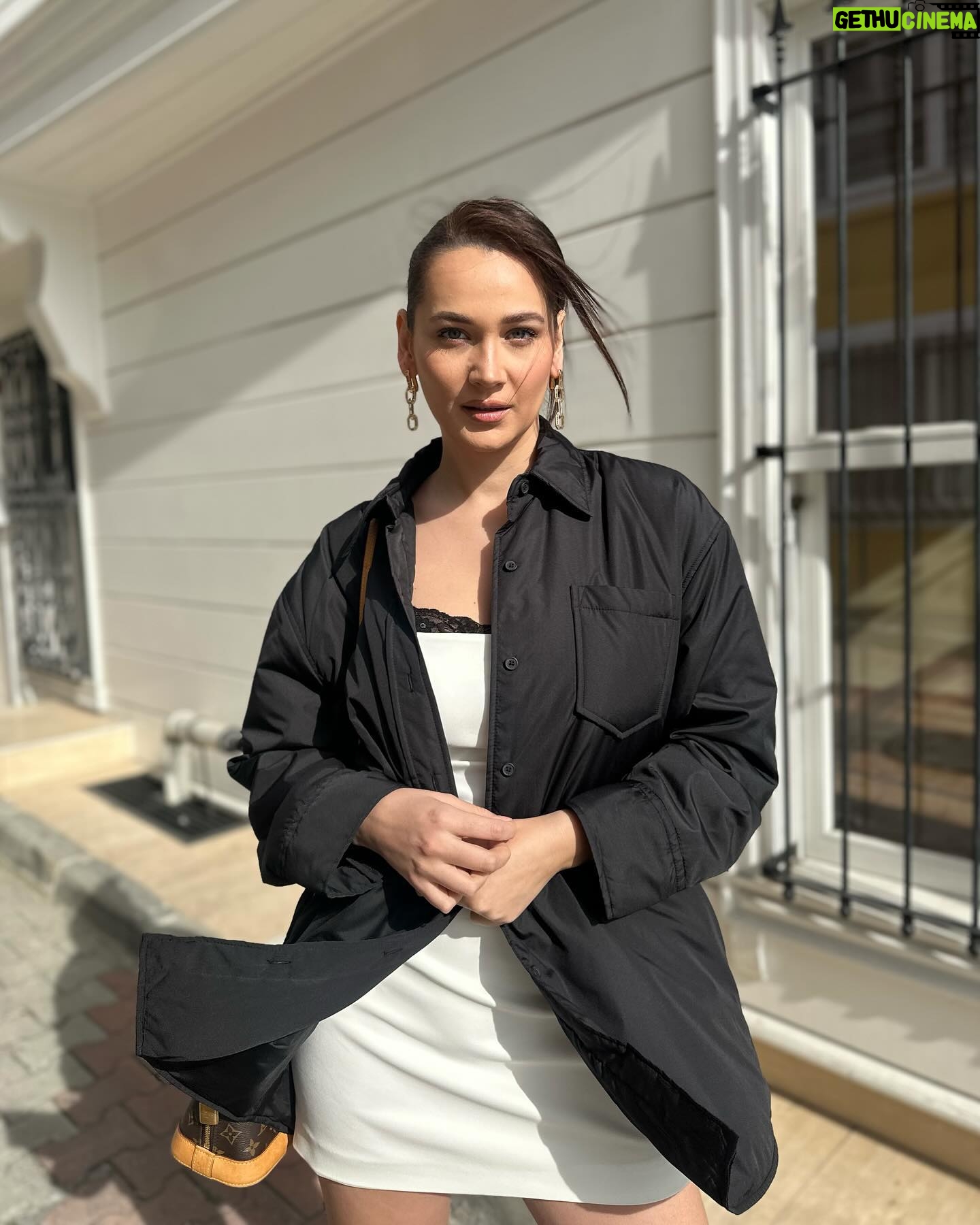 Gülsim Ali Instagram - Saçları rüzgar vu vu vu 💨