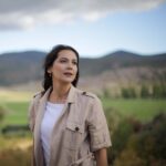 Gülsim Ali Instagram – Hoşçakal öğretmen kızı, hoşçakal çiçek kızım…Gönül Dağı türküsünün bende yeri apayrı, bu projeden önce de sürekli bıkmadan usanmadan dinlerdim, bir gün bir senaryo geldi adı “Gönül Dağı”. İlk bölümü okudum ve bu işte oynamak istiyorum, Dilek ben olmalıyım dedim, ve öyle de oldu. İyi ki de olmuş ♥️ çok güzel bir Anadolu masalının prensesi oldum. Ben sizden, siz de benden bir parça oldunuz. İki sene reyting rekorları kıran ve birinciliği böylesine hak eden bir işte oynamak, ben ve ailem adına mutluluk ve gurur vesilesi oldu. 
Dilek nereye ait olduğunu bilmiyordu, annesinden başka kimsesi yoktu,şimdiyse geride koskoca bir aile bıraktı. O,görevini tamamladı ve bu güzel “Anadolu Masalın’dan” göçtü. Beni böylesine sevdiğiniz, desteklediğiniz ve hep hayal ettiğim gibi ailenizden biri olarak gördüğünüz için size minnettarım. Bu projeyi hayata geçiren başta @trt ailesi olamak üzere , yapımcımız Sn; Ferhat Eşssiz, sevgili yönetmenlerimiz @yahya_samanci ve @aslikahramman ’a ve Tüm oyuncu arkadaşlarıma  teşekkür ederim, bundan sonraki yolculuğunuz daha da güzel geçsin, herşey istediğiniz ve hayal ettiğiniz gibi olsun inşallah .
Ve canım ekibim, sizler de iyi ki varsınız; prodüksiyon, reji, kamera grubu , hazırlık ve diğer  güzel kalpli tüm çalışma arkadaşlarım,umarım yollarımız tekrar kesişir, hepinizin ismi aklımdan geçiyor şu an, ama yazsam buraya sığdıramam. Siz kendinizi biliyorsunuz, yaptığınız herşey için, her zaman yanımda olduğunuz için teşekkür ederim.

“Herkese içindeki iyilik kadar iyi bir hayat dilerim.” 
Hoşçakalın