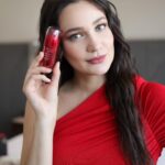 Gülsim Ali Instagram - Cildime nasıl baktığım bana çok soruluyor. Sürekli kamera karşısında olduğum ve filtre kullanmayı sevmediğim için cildimin güzelliği benim için çok önemli. Bunun için Shiseido ürünlerini kullanıyorum 🧧🎎 Göz çevresi, yüzümüzde en önce ve en hızlı yıpranan yerlerin başında geliyor. Benim de bakımına en özen gösterdiğim yer. Bunun için Shiseido'nun yenilenen formüllü Ultimune Eye göz kremini kullanıyorum😍 İlk kez göz bakım kremi kullanacak olanlar dahil, göz çevresinde birden fazla endişe yaşayanlar için mükemmel bir ürün. Koyu halkalar, şişkinlik, yaşlanmanın ilk belirtileri, donukluk ve yorgunlukla savaşıyor. Gün boyunca göz çevresini nemlendirir. Sonuç: Aydınlık, nemli ve sağlıklı bir göz çevresi✨ ❤️Shiseido Ultimune Eye Cream❤️ @Shiseido @makyaj_trendi #ShiseidoSkincare #ShiseidoUltimuneEye #işbirliği