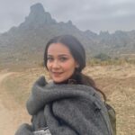 Gülsim Ali Instagram – Hoşçakal öğretmen kızı, hoşçakal çiçek kızım…Gönül Dağı türküsünün bende yeri apayrı, bu projeden önce de sürekli bıkmadan usanmadan dinlerdim, bir gün bir senaryo geldi adı “Gönül Dağı”. İlk bölümü okudum ve bu işte oynamak istiyorum, Dilek ben olmalıyım dedim, ve öyle de oldu. İyi ki de olmuş ♥️ çok güzel bir Anadolu masalının prensesi oldum. Ben sizden, siz de benden bir parça oldunuz. İki sene reyting rekorları kıran ve birinciliği böylesine hak eden bir işte oynamak, ben ve ailem adına mutluluk ve gurur vesilesi oldu. 
Dilek nereye ait olduğunu bilmiyordu, annesinden başka kimsesi yoktu,şimdiyse geride koskoca bir aile bıraktı. O,görevini tamamladı ve bu güzel “Anadolu Masalın’dan” göçtü. Beni böylesine sevdiğiniz, desteklediğiniz ve hep hayal ettiğim gibi ailenizden biri olarak gördüğünüz için size minnettarım. Bu projeyi hayata geçiren başta @trt ailesi olamak üzere , yapımcımız Sn; Ferhat Eşssiz, sevgili yönetmenlerimiz @yahya_samanci ve @aslikahramman ’a ve Tüm oyuncu arkadaşlarıma  teşekkür ederim, bundan sonraki yolculuğunuz daha da güzel geçsin, herşey istediğiniz ve hayal ettiğiniz gibi olsun inşallah .
Ve canım ekibim, sizler de iyi ki varsınız; prodüksiyon, reji, kamera grubu , hazırlık ve diğer  güzel kalpli tüm çalışma arkadaşlarım,umarım yollarımız tekrar kesişir, hepinizin ismi aklımdan geçiyor şu an, ama yazsam buraya sığdıramam. Siz kendinizi biliyorsunuz, yaptığınız herşey için, her zaman yanımda olduğunuz için teşekkür ederim.

“Herkese içindeki iyilik kadar iyi bir hayat dilerim.” 
Hoşçakalın