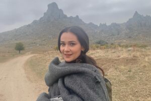 Gülsim Ali Instagram - Hoşçakal öğretmen kızı, hoşçakal çiçek kızım…Gönül Dağı türküsünün bende yeri apayrı, bu projeden önce de sürekli bıkmadan usanmadan dinlerdim, bir gün bir senaryo geldi adı “Gönül Dağı”. İlk bölümü okudum ve bu işte oynamak istiyorum, Dilek ben olmalıyım dedim, ve öyle de oldu. İyi ki de olmuş ♥️ çok güzel bir Anadolu masalının prensesi oldum. Ben sizden, siz de benden bir parça oldunuz. İki sene reyting rekorları kıran ve birinciliği böylesine hak eden bir işte oynamak, ben ve ailem adına mutluluk ve gurur vesilesi oldu. 
Dilek nereye ait olduğunu bilmiyordu, annesinden başka kimsesi yoktu,şimdiyse geride koskoca bir aile bıraktı. O,görevini tamamladı ve bu güzel “Anadolu Masalın’dan” göçtü. Beni böylesine sevdiğiniz, desteklediğiniz ve hep hayal ettiğim gibi ailenizden biri olarak gördüğünüz için size minnettarım. Bu projeyi hayata geçiren başta @trt ailesi olamak üzere , yapımcımız Sn; Ferhat Eşssiz, sevgili yönetmenlerimiz @yahya_samanci ve @aslikahramman ’a ve Tüm oyuncu arkadaşlarıma  teşekkür ederim, bundan sonraki yolculuğunuz daha da güzel geçsin, herşey istediğiniz ve hayal ettiğiniz gibi olsun inşallah .
Ve canım ekibim, sizler de iyi ki varsınız; prodüksiyon, reji, kamera grubu , hazırlık ve diğer  güzel kalpli tüm çalışma arkadaşlarım,umarım yollarımız tekrar kesişir, hepinizin ismi aklımdan geçiyor şu an, ama yazsam buraya sığdıramam. Siz kendinizi biliyorsunuz, yaptığınız herşey için, her zaman yanımda olduğunuz için teşekkür ederim.

"Herkese içindeki iyilik kadar iyi bir hayat dilerim." 
Hoşçakalın