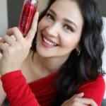 Gülsim Ali Instagram - Cildime nasıl baktığım bana çok soruluyor. Sürekli kamera karşısında olduğum ve filtre kullanmayı sevmediğim için cildimin güzelliği benim için çok önemli. Bunun için Shiseido ürünlerini kullanıyorum 🧧🎎 Göz çevresi, yüzümüzde en önce ve en hızlı yıpranan yerlerin başında geliyor. Benim de bakımına en özen gösterdiğim yer. Bunun için Shiseido'nun yenilenen formüllü Ultimune Eye göz kremini kullanıyorum😍 İlk kez göz bakım kremi kullanacak olanlar dahil, göz çevresinde birden fazla endişe yaşayanlar için mükemmel bir ürün. Koyu halkalar, şişkinlik, yaşlanmanın ilk belirtileri, donukluk ve yorgunlukla savaşıyor. Gün boyunca göz çevresini nemlendirir. Sonuç: Aydınlık, nemli ve sağlıklı bir göz çevresi✨ ❤️Shiseido Ultimune Eye Cream❤️ @Shiseido @makyaj_trendi #ShiseidoSkincare #ShiseidoUltimuneEye #işbirliği