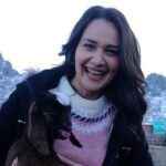 Gülsim Ali Instagram – Hoşçakal öğretmen kızı, hoşçakal çiçek kızım…Gönül Dağı türküsünün bende yeri apayrı, bu projeden önce de sürekli bıkmadan usanmadan dinlerdim, bir gün bir senaryo geldi adı “Gönül Dağı”. İlk bölümü okudum ve bu işte oynamak istiyorum, Dilek ben olmalıyım dedim, ve öyle de oldu. İyi ki de olmuş ♥️ çok güzel bir Anadolu masalının prensesi oldum. Ben sizden, siz de benden bir parça oldunuz. İki sene reyting rekorları kıran ve birinciliği böylesine hak eden bir işte oynamak, ben ve ailem adına mutluluk ve gurur vesilesi oldu. 
Dilek nereye ait olduğunu bilmiyordu, annesinden başka kimsesi yoktu,şimdiyse geride koskoca bir aile bıraktı. O,görevini tamamladı ve bu güzel “Anadolu Masalın’dan” göçtü. Beni böylesine sevdiğiniz, desteklediğiniz ve hep hayal ettiğim gibi ailenizden biri olarak gördüğünüz için size minnettarım. Bu projeyi hayata geçiren başta @trt ailesi olamak üzere , yapımcımız Sn; Ferhat Eşssiz, sevgili yönetmenlerimiz @yahya_samanci ve @aslikahramman ’a ve Tüm oyuncu arkadaşlarıma  teşekkür ederim, bundan sonraki yolculuğunuz daha da güzel geçsin, herşey istediğiniz ve hayal ettiğiniz gibi olsun inşallah .
Ve canım ekibim, sizler de iyi ki varsınız; prodüksiyon, reji, kamera grubu , hazırlık ve diğer  güzel kalpli tüm çalışma arkadaşlarım,umarım yollarımız tekrar kesişir, hepinizin ismi aklımdan geçiyor şu an, ama yazsam buraya sığdıramam. Siz kendinizi biliyorsunuz, yaptığınız herşey için, her zaman yanımda olduğunuz için teşekkür ederim.

“Herkese içindeki iyilik kadar iyi bir hayat dilerim.” 
Hoşçakalın
