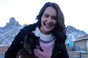 Gülsim Ali Instagram - Hoşçakal öğretmen kızı, hoşçakal çiçek kızım…Gönül Dağı türküsünün bende yeri apayrı, bu projeden önce de sürekli bıkmadan usanmadan dinlerdim, bir gün bir senaryo geldi adı “Gönül Dağı”. İlk bölümü okudum ve bu işte oynamak istiyorum, Dilek ben olmalıyım dedim, ve öyle de oldu. İyi ki de olmuş ♥️ çok güzel bir Anadolu masalının prensesi oldum. Ben sizden, siz de benden bir parça oldunuz. İki sene reyting rekorları kıran ve birinciliği böylesine hak eden bir işte oynamak, ben ve ailem adına mutluluk ve gurur vesilesi oldu. 
Dilek nereye ait olduğunu bilmiyordu, annesinden başka kimsesi yoktu,şimdiyse geride koskoca bir aile bıraktı. O,görevini tamamladı ve bu güzel “Anadolu Masalın’dan” göçtü. Beni böylesine sevdiğiniz, desteklediğiniz ve hep hayal ettiğim gibi ailenizden biri olarak gördüğünüz için size minnettarım. Bu projeyi hayata geçiren başta @trt ailesi olamak üzere , yapımcımız Sn; Ferhat Eşssiz, sevgili yönetmenlerimiz @yahya_samanci ve @aslikahramman ’a ve Tüm oyuncu arkadaşlarıma  teşekkür ederim, bundan sonraki yolculuğunuz daha da güzel geçsin, herşey istediğiniz ve hayal ettiğiniz gibi olsun inşallah .
Ve canım ekibim, sizler de iyi ki varsınız; prodüksiyon, reji, kamera grubu , hazırlık ve diğer  güzel kalpli tüm çalışma arkadaşlarım,umarım yollarımız tekrar kesişir, hepinizin ismi aklımdan geçiyor şu an, ama yazsam buraya sığdıramam. Siz kendinizi biliyorsunuz, yaptığınız herşey için, her zaman yanımda olduğunuz için teşekkür ederim.

"Herkese içindeki iyilik kadar iyi bir hayat dilerim." 
Hoşçakalın