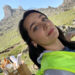 Gülsim Ali Instagram – Hoşçakal öğretmen kızı, hoşçakal çiçek kızım…Gönül Dağı türküsünün bende yeri apayrı, bu projeden önce de sürekli bıkmadan usanmadan dinlerdim, bir gün bir senaryo geldi adı “Gönül Dağı”. İlk bölümü okudum ve bu işte oynamak istiyorum, Dilek ben olmalıyım dedim, ve öyle de oldu. İyi ki de olmuş ♥️ çok güzel bir Anadolu masalının prensesi oldum. Ben sizden, siz de benden bir parça oldunuz. İki sene reyting rekorları kıran ve birinciliği böylesine hak eden bir işte oynamak, ben ve ailem adına mutluluk ve gurur vesilesi oldu. 
Dilek nereye ait olduğunu bilmiyordu, annesinden başka kimsesi yoktu,şimdiyse geride koskoca bir aile bıraktı. O,görevini tamamladı ve bu güzel “Anadolu Masalın’dan” göçtü. Beni böylesine sevdiğiniz, desteklediğiniz ve hep hayal ettiğim gibi ailenizden biri olarak gördüğünüz için size minnettarım. Bu projeyi hayata geçiren başta @trt ailesi olamak üzere , yapımcımız Sn; Ferhat Eşssiz, sevgili yönetmenlerimiz @yahya_samanci ve @aslikahramman ’a ve Tüm oyuncu arkadaşlarıma  teşekkür ederim, bundan sonraki yolculuğunuz daha da güzel geçsin, herşey istediğiniz ve hayal ettiğiniz gibi olsun inşallah .
Ve canım ekibim, sizler de iyi ki varsınız; prodüksiyon, reji, kamera grubu , hazırlık ve diğer  güzel kalpli tüm çalışma arkadaşlarım,umarım yollarımız tekrar kesişir, hepinizin ismi aklımdan geçiyor şu an, ama yazsam buraya sığdıramam. Siz kendinizi biliyorsunuz, yaptığınız herşey için, her zaman yanımda olduğunuz için teşekkür ederim.

“Herkese içindeki iyilik kadar iyi bir hayat dilerim.” 
Hoşçakalın