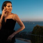Gülsim Ali Instagram - 🖤 Fotoğraf: @cemtalu Styling: @busraissik Saç: @burakilerii Makyaj: @pelinpehlivanogluu Styling Asistan: @ahmethazem Ajans: @basakgunesberk @icontalentofficial @melikeagar Mekan: @swissotelthebosphorus