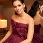 Gülsim Ali Instagram - Bu gece için beni güzelleştiren şahane insanlar ♥️ Fotograf @nadirozkan Styling @busraissik Elbise @cihan.nacar Saç @sabitakkaya Makyaj @cuneytseven