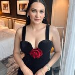 Gülsim Ali Instagram - Dün gerçekleşen @lidermarkaodulleri ‘nde En İyi Kadın Oyuncu Ödülü ile ödüllendirmek benim için büyük bir mutluluk ve onurdur. Tüm aileme, sevenlerime ve ekibime teşekkür ediyorum. Hep beraber nicelerine 🤍🌹