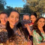Gülsim Ali Instagram – Hoşçakal öğretmen kızı, hoşçakal çiçek kızım…Gönül Dağı türküsünün bende yeri apayrı, bu projeden önce de sürekli bıkmadan usanmadan dinlerdim, bir gün bir senaryo geldi adı “Gönül Dağı”. İlk bölümü okudum ve bu işte oynamak istiyorum, Dilek ben olmalıyım dedim, ve öyle de oldu. İyi ki de olmuş ♥️ çok güzel bir Anadolu masalının prensesi oldum. Ben sizden, siz de benden bir parça oldunuz. İki sene reyting rekorları kıran ve birinciliği böylesine hak eden bir işte oynamak, ben ve ailem adına mutluluk ve gurur vesilesi oldu. 
Dilek nereye ait olduğunu bilmiyordu, annesinden başka kimsesi yoktu,şimdiyse geride koskoca bir aile bıraktı. O,görevini tamamladı ve bu güzel “Anadolu Masalın’dan” göçtü. Beni böylesine sevdiğiniz, desteklediğiniz ve hep hayal ettiğim gibi ailenizden biri olarak gördüğünüz için size minnettarım. Bu projeyi hayata geçiren başta @trt ailesi olamak üzere , yapımcımız Sn; Ferhat Eşssiz, sevgili yönetmenlerimiz @yahya_samanci ve @aslikahramman ’a ve Tüm oyuncu arkadaşlarıma  teşekkür ederim, bundan sonraki yolculuğunuz daha da güzel geçsin, herşey istediğiniz ve hayal ettiğiniz gibi olsun inşallah .
Ve canım ekibim, sizler de iyi ki varsınız; prodüksiyon, reji, kamera grubu , hazırlık ve diğer  güzel kalpli tüm çalışma arkadaşlarım,umarım yollarımız tekrar kesişir, hepinizin ismi aklımdan geçiyor şu an, ama yazsam buraya sığdıramam. Siz kendinizi biliyorsunuz, yaptığınız herşey için, her zaman yanımda olduğunuz için teşekkür ederim.

“Herkese içindeki iyilik kadar iyi bir hayat dilerim.” 
Hoşçakalın