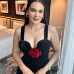 Gülsim Ali Instagram - Dün gerçekleşen @lidermarkaodulleri ‘nde En İyi Kadın Oyuncu Ödülü ile ödüllendirmek benim için büyük bir mutluluk ve onurdur. Tüm aileme, sevenlerime ve ekibime teşekkür ediyorum. Hep beraber nicelerine 🤍🌹