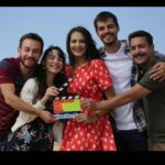 Gülsim Ali Instagram – Hoşçakal öğretmen kızı, hoşçakal çiçek kızım…Gönül Dağı türküsünün bende yeri apayrı, bu projeden önce de sürekli bıkmadan usanmadan dinlerdim, bir gün bir senaryo geldi adı “Gönül Dağı”. İlk bölümü okudum ve bu işte oynamak istiyorum, Dilek ben olmalıyım dedim, ve öyle de oldu. İyi ki de olmuş ♥️ çok güzel bir Anadolu masalının prensesi oldum. Ben sizden, siz de benden bir parça oldunuz. İki sene reyting rekorları kıran ve birinciliği böylesine hak eden bir işte oynamak, ben ve ailem adına mutluluk ve gurur vesilesi oldu. 
Dilek nereye ait olduğunu bilmiyordu, annesinden başka kimsesi yoktu,şimdiyse geride koskoca bir aile bıraktı. O,görevini tamamladı ve bu güzel “Anadolu Masalın’dan” göçtü. Beni böylesine sevdiğiniz, desteklediğiniz ve hep hayal ettiğim gibi ailenizden biri olarak gördüğünüz için size minnettarım. Bu projeyi hayata geçiren başta @trt ailesi olamak üzere , yapımcımız Sn; Ferhat Eşssiz, sevgili yönetmenlerimiz @yahya_samanci ve @aslikahramman ’a ve Tüm oyuncu arkadaşlarıma  teşekkür ederim, bundan sonraki yolculuğunuz daha da güzel geçsin, herşey istediğiniz ve hayal ettiğiniz gibi olsun inşallah .
Ve canım ekibim, sizler de iyi ki varsınız; prodüksiyon, reji, kamera grubu , hazırlık ve diğer  güzel kalpli tüm çalışma arkadaşlarım,umarım yollarımız tekrar kesişir, hepinizin ismi aklımdan geçiyor şu an, ama yazsam buraya sığdıramam. Siz kendinizi biliyorsunuz, yaptığınız herşey için, her zaman yanımda olduğunuz için teşekkür ederim.

“Herkese içindeki iyilik kadar iyi bir hayat dilerim.” 
Hoşçakalın