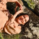 Gülsim Ali Instagram – Hoşçakal öğretmen kızı, hoşçakal çiçek kızım…Gönül Dağı türküsünün bende yeri apayrı, bu projeden önce de sürekli bıkmadan usanmadan dinlerdim, bir gün bir senaryo geldi adı “Gönül Dağı”. İlk bölümü okudum ve bu işte oynamak istiyorum, Dilek ben olmalıyım dedim, ve öyle de oldu. İyi ki de olmuş ♥️ çok güzel bir Anadolu masalının prensesi oldum. Ben sizden, siz de benden bir parça oldunuz. İki sene reyting rekorları kıran ve birinciliği böylesine hak eden bir işte oynamak, ben ve ailem adına mutluluk ve gurur vesilesi oldu. 
Dilek nereye ait olduğunu bilmiyordu, annesinden başka kimsesi yoktu,şimdiyse geride koskoca bir aile bıraktı. O,görevini tamamladı ve bu güzel “Anadolu Masalın’dan” göçtü. Beni böylesine sevdiğiniz, desteklediğiniz ve hep hayal ettiğim gibi ailenizden biri olarak gördüğünüz için size minnettarım. Bu projeyi hayata geçiren başta @trt ailesi olamak üzere , yapımcımız Sn; Ferhat Eşssiz, sevgili yönetmenlerimiz @yahya_samanci ve @aslikahramman ’a ve Tüm oyuncu arkadaşlarıma  teşekkür ederim, bundan sonraki yolculuğunuz daha da güzel geçsin, herşey istediğiniz ve hayal ettiğiniz gibi olsun inşallah .
Ve canım ekibim, sizler de iyi ki varsınız; prodüksiyon, reji, kamera grubu , hazırlık ve diğer  güzel kalpli tüm çalışma arkadaşlarım,umarım yollarımız tekrar kesişir, hepinizin ismi aklımdan geçiyor şu an, ama yazsam buraya sığdıramam. Siz kendinizi biliyorsunuz, yaptığınız herşey için, her zaman yanımda olduğunuz için teşekkür ederim.

“Herkese içindeki iyilik kadar iyi bir hayat dilerim.” 
Hoşçakalın