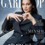 Gülsim Ali Instagram – Gülsim Ali: Zarif, Güçlü ve Cool ✨ 
En büyük destekçisinin ailesi olduğunu söyleyen güzel oyuncu Gülsim Ali, hayallerinin peşinden emin adımlarla ilerliyor. Gülsim ile çok uzun zamandır aklımızda olan çekimi nihayet gerçekleştirdik. “Chic & Cool” konsepti ile onu hiç görmediğiniz bir yüzüyle kapağımıza taşıdık ve kariyer yolculuğunu, hayatına dair merak edilenleri ve aşkı konuştuk.  🦋🌸 @gyulsim @gardiropmagazin #gardiropcover #gardiropmagazin
 
Yeni sayımız tüm dijital platformlarda ✨ 
 
#gulsimali
Yayınlar Direktörü: @gulay_ozdemir 
Röportaj: @caglakucukdereli 
Fotoğraflar: @renata.akbas
Video: @vastmag_
Moda Direktörü: @fulyagungor
Saç Düzleştiricisi: @remington_tr 
Saç ve Makyaj: @burak.mert.aydn
Kurumsal İletişim: @mine.gunduz
Dijital İletişim: @yoncayalki
Retoucher: @brn.ct 
Fotoğraf Asistanı: @malinka_dekor
Prodüksiyon: @nutekstudio
Mekan: @radissonbluottomare
Teşekkürler @icontalentofficial @balkanliecem @iskitogluferda