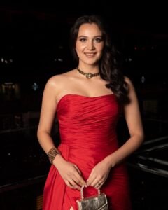 Gülsim Ali Instagram - Dün yazdığınız binlerce güzel mesaj ve müthiş desteğiniz için teşekkür ederim. Beni çok mutlu ettiniz. Kalbimiz bir ♥️ @busraissik ✨ @tarikedizofficial 👗 @monrevebijoux 💎 @sabitakkaya 💇🏻‍♀️ @thebsla 💄 @eneskahraman 📸
